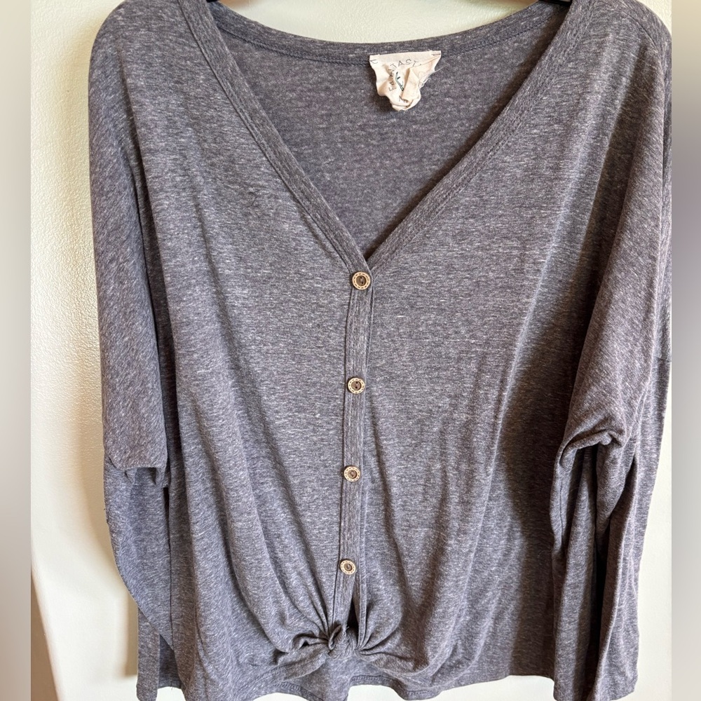 🌻Long sleeve v-neck button up shirt that ties at the bottom size Large